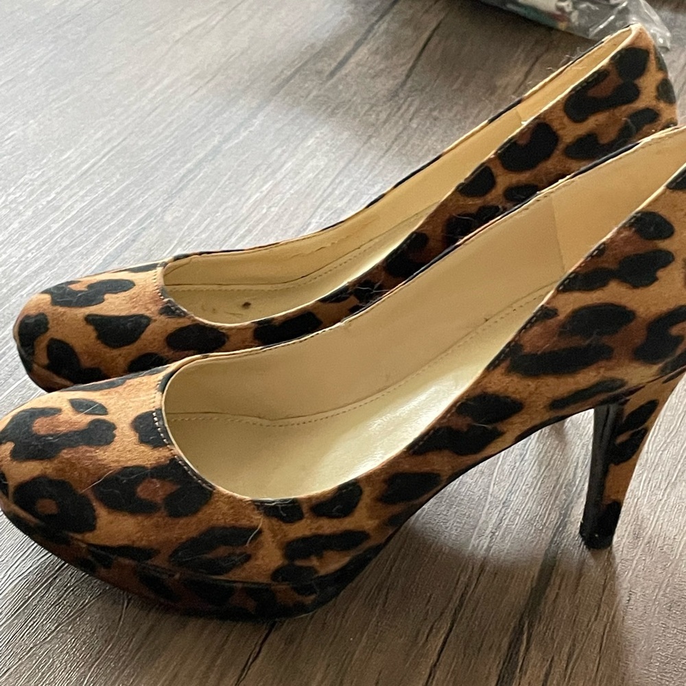 Leopard print pumps